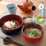 .テレワークランチに🍴温玉のせプルコギ丼🍴大根と柚子の甘酢和え🍴もやしのお味噌汁🍴キウイフルーツFit Dishのプルコギをプチアレンジ😁レンチンしてご飯のせて、これまたレンチンで簡&hellip;のInstagram画像
