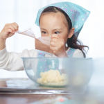 .クリスマスのおうち初めてクッキーも焼きましたキットを使ったんですが生地はバターとお水だけで作れる配合でかなり簡単に作れました捏ねて型に粘土入れ込む感覚で冷蔵庫で寝かせた後に焼くだ&hellip;のInstagram画像