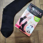 スリムウォークのクルー丈履いてみました。圧力が足首とふくらはぎ下の圧力が違います。脚を軽やかにスッキリみせてくれます😊足首がすっきりするのでコーディネートにあわせてはきたいです😌#PR #ピッ&hellip;のInstagram画像