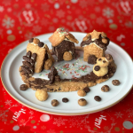 .甥っ子たちとおかしのまちを作りました😊共立食品の「おかしのまちをつくろう！手作りキット」を使って、生地から作って焼いて全て手作り👩&zwj;🍳お飾りも楽しかった♪モールドに生地をつめつめする作業&hellip;のInstagram画像