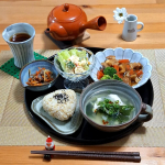 .テレワークランチに🍴やわらか黒酢酢豚🍴カニかまとブロッコリーの卵サラダ🍴きんぴらごぼう🍴ワカメと大根の中華スープ🍴玄米おにぎり🍴キウイとみかん🍴黒烏龍茶黒酢酢豚ときんぴらごぼう&hellip;のInstagram画像