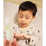 .お肌の弱い次男くんもトラブルなしで使用できる、 @mutenka_okada 様の『岡田ローション』✨植物由来の成分だけを配合した化粧水です💓お肌への刺激になるものは含まれておらず、ノンオイ&hellip;のInstagram画像