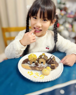 もうすぐクリスマス🎄⋆*クリスマス気分をさらに盛り上げるためにりぃちゃんと『おかしのまち』を作ったよ𖤣𖠿𖤣このキットは必要なモノがぜんぶセットになってて、バターとお水をちょっとだけ用意すれば&hellip;のInstagram画像