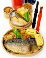 *。２０２４年✨🍱 最後のあちわっぱ 🍱✨今年の締めくくりは和弁当🇯🇵メインは焼き魚🐟オットは鯖の塩焼きヨメさわらの西京焼きおかずはたけのこの土佐煮＆きんぴらごぼうでこちらも和のお&hellip;のInstagram画像