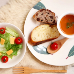 【周南の名店ベーカリー 夢風車 季節のパンセット】🥐✨🍞✨🥖寒～い日の朝は、あったかいスープと美味しいパンで幸せ♡この日のパンは、ぱん結びからお取り寄せした山口県周南市の人気ベーカリー 夢風車&hellip;のInstagram画像