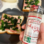 .手軽に味付けが決まるクレイジーソルトは、一度使ったらもう手放せないほど美味🤭❤️.特に朝の忙しい時間帯には、具材を乗せた食パンにパッパと振りかけるだけで余計な味付けを考えずに済むから大助&hellip;のInstagram画像