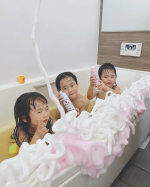 𓍯... 発売前の新商品泡ねんど 遊べるボディソープ🫧☑︎ ぶどうの香り☑︎ いちごの香り☑︎ 無香料をお試しさせていただきました🤍🫧.自由自在に形を変えて遊べて体も&hellip;のInstagram画像