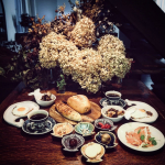 先日のランチ。パンと目玉焼きでした😊．元町に行く用事があったので、久しぶりにウチキパンを買って帰ってきました。優しい味わいで美味しかったです。．目玉焼きはクレイジーソルトをのせてシンプルに&hellip;のInstagram画像