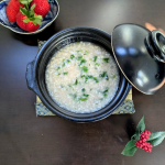 七草粥🌿今日は1月7日人日の節句です。朝に「春の七草」すべての種類が入った七草弱を食べると、1年間を無病息災で過ごせるとされています。 七草粥に『玉露園　こんぶ茶』を入れてこんぶ&hellip;のInstagram画像