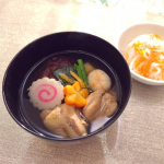 今さらですが😊💦今年のお雑煮メモ✏️冷凍庫パンパンで入らず鰤も入れてなくてかつお菜もなく色々代用で作っちゃったけど&hellip;紅白なますにもお汁にもこんぶ茶使ってこんぶの旨味をプラス😊おいしいとよろ&hellip;のInstagram画像