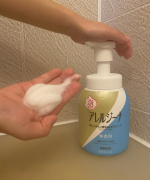 抗ヒスタミン成分配合ボディソープ　アレルジーナ泡タイプ日本で唯一の抗ヒスタミン成分配合ボディーソープうちの子が乾燥肌で冬になるとすぐにカサカサかゆかゆ肌になって悩んでいました。かゆいと粉が吹&hellip;のInstagram画像