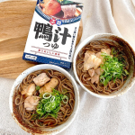 ・正田醤油様の鴨汁つゆでお蕎麦✨鴨の美味しいお出汁がしっかり感じられるつゆ。甘味や旨味があり子供も大好きな👦こちらのつゆ✨今回はお蕎麦が食べたかったので蕎麦を使用しましたが、こちらのつゆで炊き&hellip;のInstagram画像