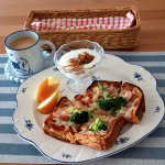 .おはようございます😃☀今朝は有るもんでピザトースト風の朝ごパン☕食パンに @shoda_shoyu1873 様のホットケチャップを塗って、チーズ、玉ねぎ、ウインナー、ブロッコリー、さらにチー&hellip;のInstagram画像