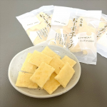 ・ちーずチップ今回はもち吉のちーずチップを紹介させていただきます🧀ちーずチップはゴーダとチェダー2種のチーズを生地に練込み、チーズパウダーをふんだんにかけた濃厚なチーズあられです🧀個包&hellip;のInstagram画像
