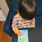 幼児向けアプリ「幼児さんすう・かずとたしざん〜学研の幼児ワーク」数字に興味が出てきた３歳にぴったりでした✨一度やり方を教えると自分からお勉強する！と言って意欲満々です☺️👏数字を書く練習と読&hellip;のInstagram画像