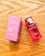今年もローズの季節が来た〜♡愛用してるHABAのスクワランオイル✨無香料が基本なんだけど、期間限定でローズやラベンダーの香り付きが出るの！今回はローズ🌹✨主に顔に使ってるけど、付けた後に上品&hellip;のInstagram画像