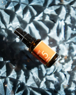 エイジングケアの美容液をつかってみたよ@meishoku_corporation 乾燥でカサカサになりがちな目元に使うと潤ってふっくらするので、メイク前にもすごく良い！内容もナイアシンアミ&hellip;のInstagram画像