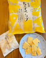 🧀✨もち吉の新商品【ちーずチップ 袋入り】を食べてみました！✨🧀2種のチーズが練り込まれた生地に、さらに濃厚なチーズパウダーがたっぷりとかかっていて、チーズ好きにはたまらない贅沢なおせんべい🤤💛&hellip;のInstagram画像