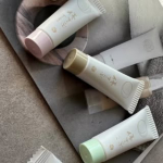 「やりすぎケアからすはだを解放」に惹かれて 試しているのはakyrise（アキュライズ）の「お試し詰合せ」 泡石でしっかりあわだてて そのあと、優すくらぶでパック ちなみに濡れたお肌に使用します&hellip;のInstagram画像