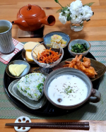 .実家野菜色々お総菜ランチ🍴お手軽海老マヨ薄力粉と水1:1で溶いた衣をつけて揚げた海老を、熱いうちにホットケチャップとマヨネーズ1:1を混ぜたソースにからませただけ🍴水菜の胡麻和え 実家&hellip;のInstagram画像