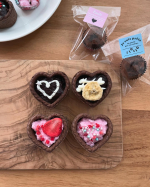 @kyoritsu_kitchen さんのバレンタインキットでチョコ作り材料揃えたり計量したり&hellip;が不要やけん本当に手軽🍫ラッピングの袋やシールまで入っとるのも嬉しい☺️子供たちも楽しんで作ってま&hellip;のInstagram画像