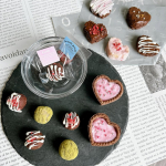 今日のおやつ。バレンタインに向けて🍫*バレンタインが近くなってきたのでそれっぽいやつを。子どもたちが好きそうな食べやすくてかわいいものを。しかも簡単に！というわけで、今回は@kyor&hellip;のInstagram画像