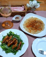 .スパイシーチキン&大根ガレット&ナッツこの日は本当は赤ワインが飲みたくて🍷でもスクリューボトルのミシン目は切れてるのに、かたくてどうしても開けれなくて😭こういう場合ってどうやって開ければ&hellip;のInstagram画像