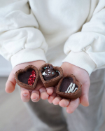 ♡バレンタインの準備ってしてる⁇既製品派⁇ 手作り派⁇　　私は既製品も買って手作りもする根っからのおデブのチョコ好きなんだけど&larr;　　今年は子どもたちも大きくなってきてお手伝い&hellip;のInstagram画像