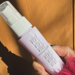 シュッと吹きかけた後、被膜効果のあるヴェールがメイクをカバーする独自開発処方*アイシャドウ、チークの色持ちキープはもちろん、ベースメイクのヨレや崩れ防止も！塗布後の肌はサラっとした感触のため、マ&hellip;のInstagram画像