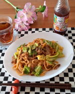 .トマトめんつゆの焼きうどんトマトの酸味にかつお出汁の風味が絶妙に美味しい「寺岡家のトマトめんつゆ」こちらを使って焼きうどんに🎵豚肉、ねぎを炒めてほぼ火が通ったらうどんとキャベツも加えて&hellip;のInstagram画像