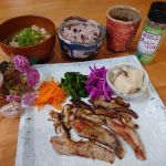 🌿おうちランチ🌿おひとりさまのお昼ごはんは、前日の残り物に『豚トロときのこのクレイジーバジル炒め』をメインにいただきました🌿いつもクレイジーソルトを使っていて、そちらもハーブは入っていますが、&hellip;のInstagram画像