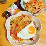 今日の晩ごはんは#ナポリタン 🍝目玉焼き🍳乗せ。今日の味付けは@teraoka_soy_sauce 様のトマトめんつゆ！！トマトめんつゆ？どんな味⁉️どうやって使う？これひとつでナポリタン&hellip;のInstagram画像
