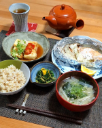 .ある日のごはん・鮭のホイル包み焼き・トマトめんつゆの揚げ出し豆腐・水菜の胡麻和え・お味噌汁・玄米ご飯先日 焼きうどんに使った「寺岡家のトマトめんつゆ」で、今回は揚げ出し豆腐に😆@&hellip;のInstagram画像
