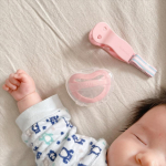 .【クラプロックスベビー　おしゃぶり＆おしゃぶりホルダー】おしゃぶりの特徴３つ‼️⚪︎ フラットな乳首なので上顎を圧迫せず子どもの呼吸や睡眠、集中を妨げない⚪︎ サイドウイングが子ど&hellip;のInstagram画像