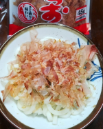 モニター当選🥢マルトモの花かつおを使ってぶっかけうどん♡♡♡茹でたうどんに惜しみなくわさっとかけて刻みネギと醤油を。これだけ！！！！かつお節から旨味エキスが✨出汁ききまくり〜&hearts;シ&hellip;のInstagram画像