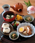 .おでんの翌日の寄せ集めランチ・おでん・水菜お浸し・ブロッコリーとミニトマト・カニかまと分葱のぬた和え・梅こんぶ茶の即席お吸い物・塩にぎり・甘夏はい、ほぼ全て残り物？作り置き？並&hellip;のInstagram画像