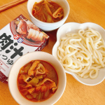 これめっちゃめっちゃ美味しいの😋美味しいつゆが入ってるのでお水とこれと豚バラと長ネギ、油揚げ入れて煮込んだらつけ汁の完成！レンチンした冷凍うどんがめっちゃ美味しい肉汁うどんに😋😋😋#PR #正田&hellip;のInstagram画像