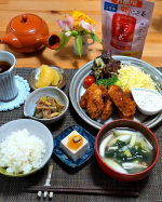 .ある日のごはん・牡蠣フライ 自家製タルタルソース添え・糸こんの梅こんぶ茶炒め ・ごま豆腐・長ねぎとわかめのお味噌汁 ・炊きたてごはん・甘夏スーパーで美味しそうな大きな牡蠣を見つけ&hellip;のInstagram画像