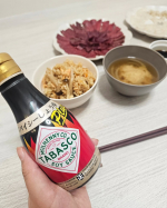 タバスコ&reg;ブランドグルメパートナーシリーズ「スパイシーしょうゆPlus」を使ってご飯を作ってみました！炊き込みご飯の醤油をいつものからスパイシーしょうゆにチェンジ！あとは馬刺しにつける醤油も&hellip;のInstagram画像