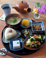 .いつものごとく有り合わせでのランチ・ウインナーとブロッコリーの炒め物・糸こんの梅こんぶ茶炒め・カニかまと分葱のぬた和え・ごま豆腐 ・大根とお揚げのお味噌汁・ 玄米おにぎり・甘夏&hellip;のInstagram画像