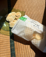 ．パリッと食感が人気のうす焼せんべい『うす焼サラダ』を子供達と食べました！大人から子供まで大好きな味でみんな手が止まりませんでした✨味の濃さもちょうどよく、食べ続けていても子供達もし&hellip;のInstagram画像