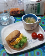 .ユーコープ様の指定産地米と国産牛のライスバーガーちょっと小腹が空いた時にも、これが冷凍庫にあると助かります☺️レタスと卵を足してボリュームマシマシ😁卵はライスバーガーをレンチンする際に、&hellip;のInstagram画像