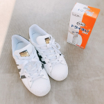 𓍯🏷️洗浄力 ドライ洗い / エステー株式会社水不要のスニーカー用洗剤🧼濃密泡の洗浄液が、汚れに素早く浸透し、「泥汚れ」や「黒ずみ汚れ」を落としてくれて、さらには除菌効果も🥺✨(全ての菌を&hellip;のInstagram画像