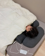 ▶︎首と肩がホッとする枕PLUSサバキュー睡眠にはなかなかこだわりがあり、旅先ではいつも枕に悩まされています。こちらの「首と肩がホッとする枕PLUS」は、首と肩の部分が温かくなるという素敵なア&hellip;のInstagram画像