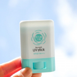 ＼紫外線対策の携帯品☀️／「紫外線予報 さらさらUVスティックF」 ✤ 手を汚さずに直接塗れるスティックタイプ ✤ 塗り直しも簡単：ポーチに入れておけば、外出先でもサッと塗り直し可能。 ✤子&hellip;のInstagram画像