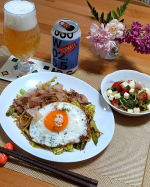 .残業で遅くなった日の簡単ごはん私にはめずらしいソース焼きそばかつお節と目玉焼きトッピングで👍そして、アルモンデ サラダさっと茹でた水菜とトマトとチーズにぽん酢とごま油、ブラックぺバーで&hellip;のInstagram画像