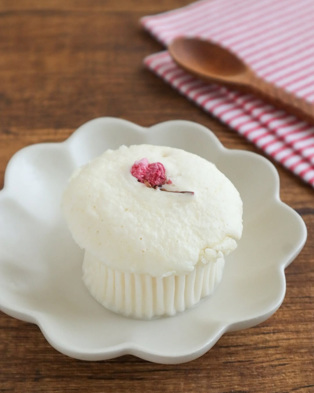 口コミ投稿：。🌸桜の米粉蒸しパン真っ白な#米粉蒸しパン に桜をトッピング。白とピンクがかわいい…