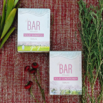 生まれて初めて、固形シャンプーを使ってみました🚿桜の可愛らしいパッケージを手に取った瞬間、春らしい甘い香りが広がります🌸使い方は思ったより簡単、そのまま手に取り、お湯で石鹸と手を濡らしたら、ぐ&hellip;のInstagram画像