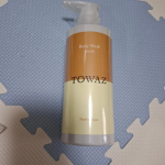 TOWAZ 　スクラブボディウォッシュ最初使い始める時、ポンプの所にジェルが付いてきてびっくりしたけど、気にならなかった。ジェルだから、ポンプ押す時、液体のボディソープより少し力はいる。ジェルを&hellip;のInstagram画像