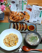 .ユーコープ様の冷凍チャーハンと餃子チャーハンは耐熱皿にあけて、ラップをせずにそのままレンチンそして、その間に餃子を焼いて、簡単にスープだけ作れば、立派なランチに😋餃子は油断したら、少し焦&hellip;のInstagram画像